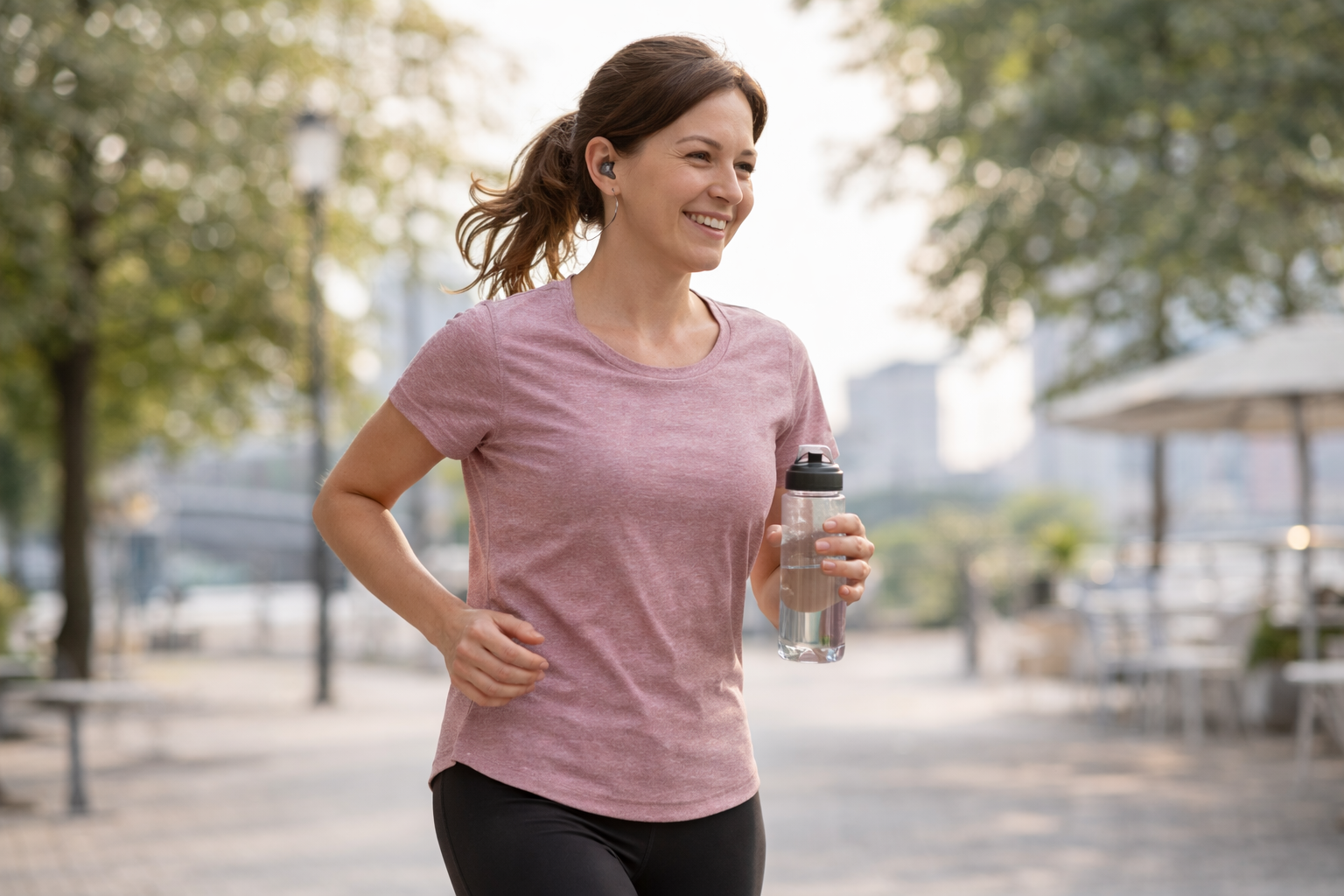 אישה חוזרת לפעילות גופנית ולשגרה מלאה לאחר טיפול ללא זמן החלמה